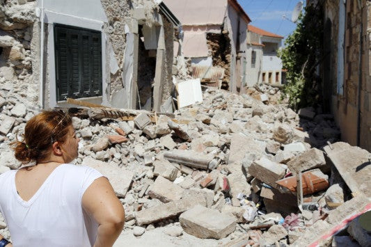 Βομβαρδισμένο τοπίο το χωριό Βρίσα μετά τον σεισμό – Δείτε βίντεο από drone